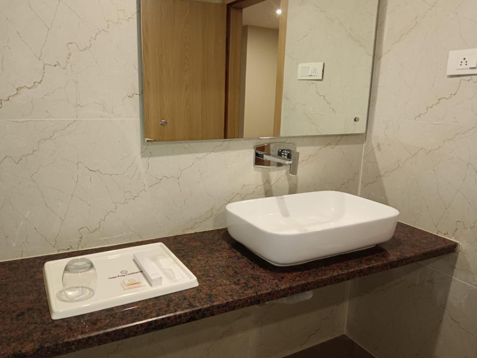 Hotel Prag Continental Gauháti Kültér fotó