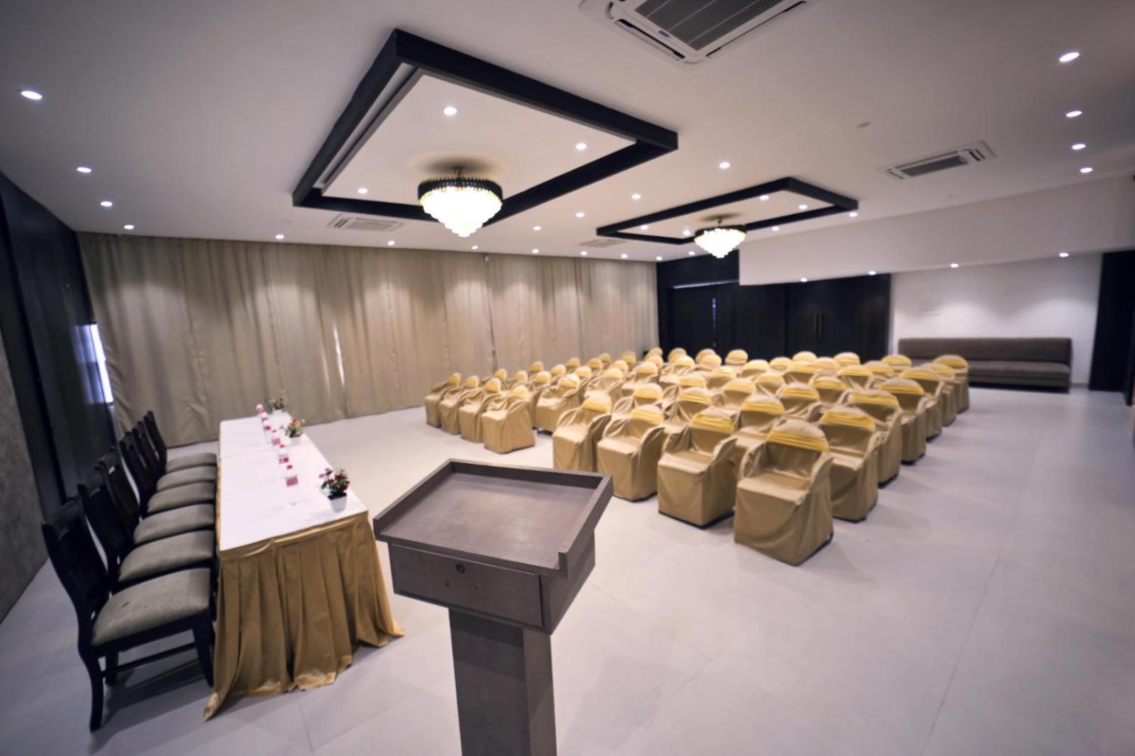 Hotel Prag Continental Gauháti Kültér fotó