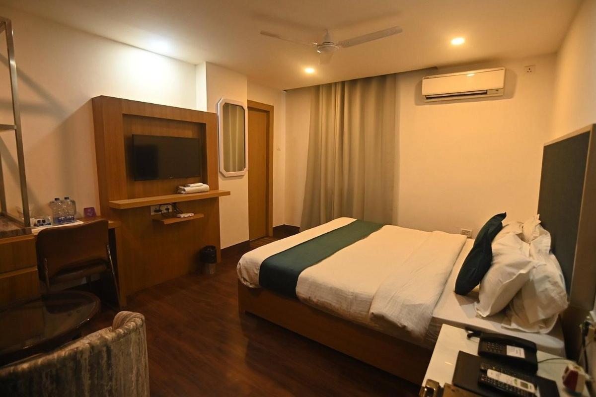Hotel Prag Continental Gauháti Kültér fotó