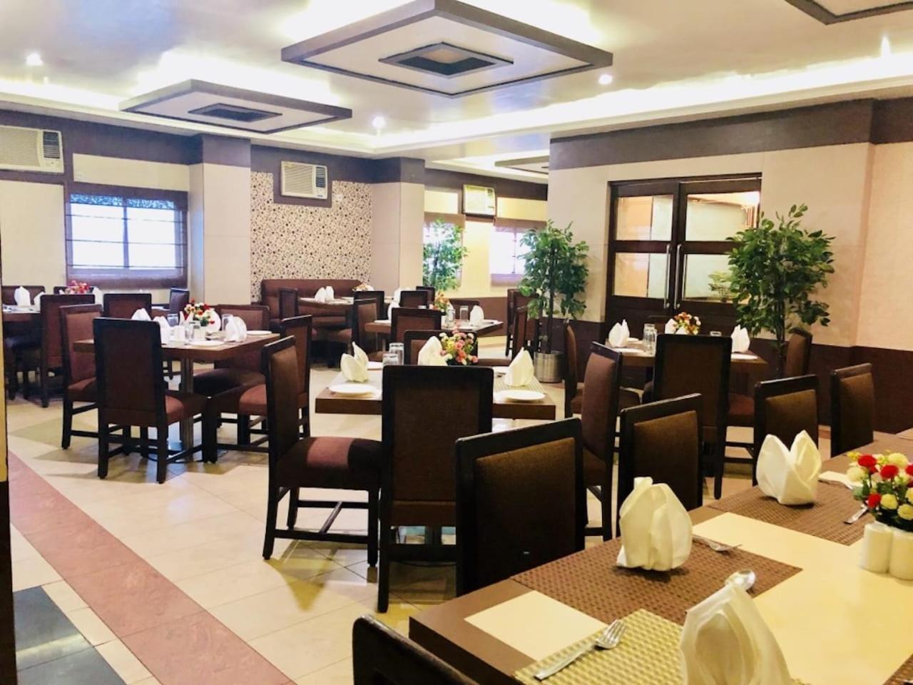 Hotel Prag Continental Gauháti Kültér fotó